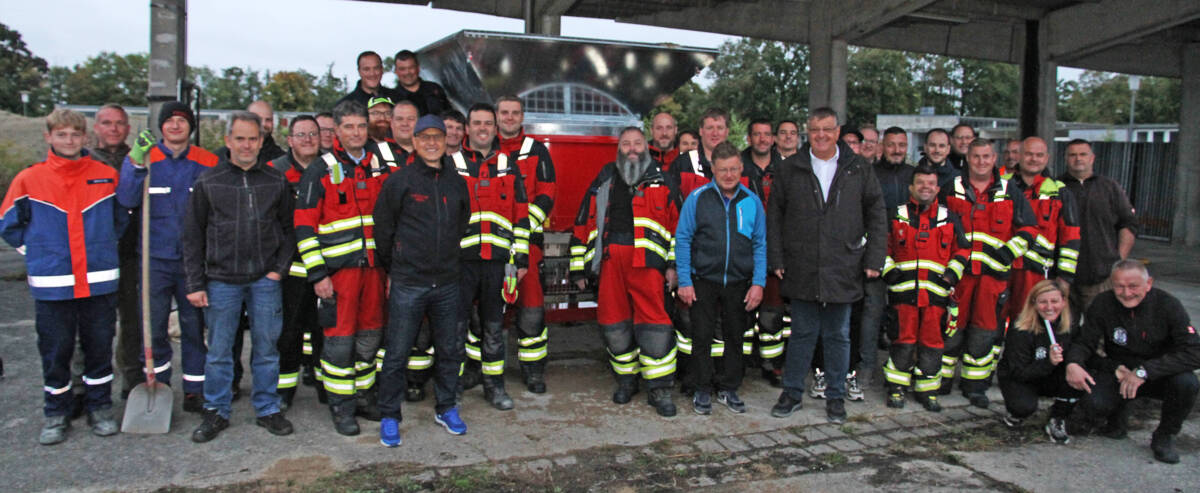 Feuerwehren des Marktes Manching erhalten Einweisung in Sandsackfüllanlage