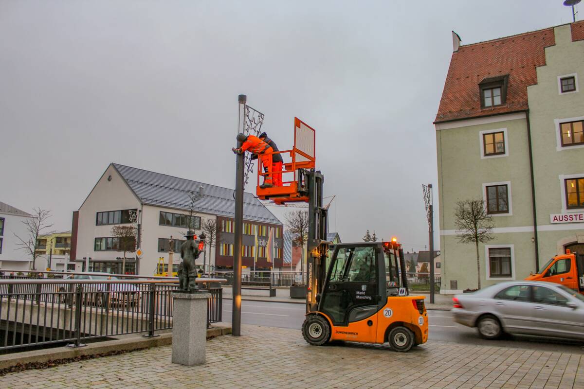 Der Bauhof bringt die Weihnachtsbeleuchtung an